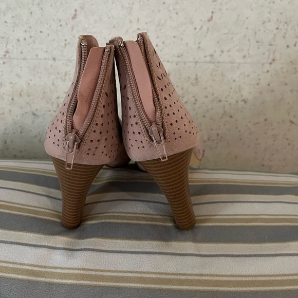 Shoes - Picture 4 of 6